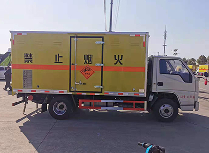 江阴爆破器材运输车工人安全操作规范与智能技术保障